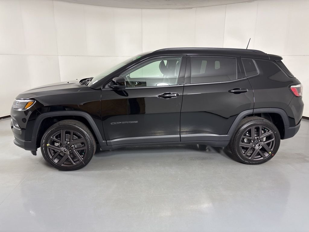 New 2026 Diamond Black Crystal Pearlcoat Jeep Latitude image 5