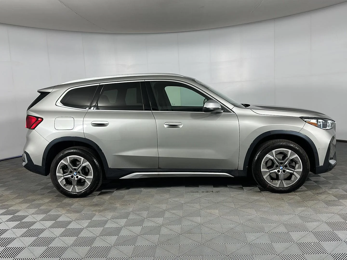 Used 2023 Space Silver Metallic BMW xDrive28i image 26