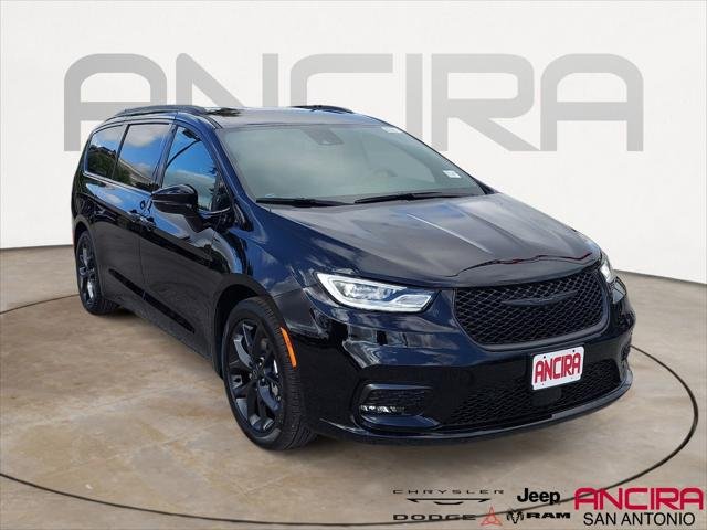 2026 Chrysler Pacifica Select's photo
