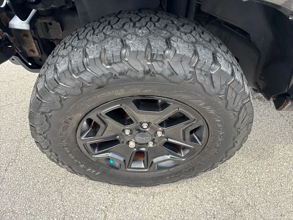 Used 2016 Black Jeep Unlimited Sahara image 10