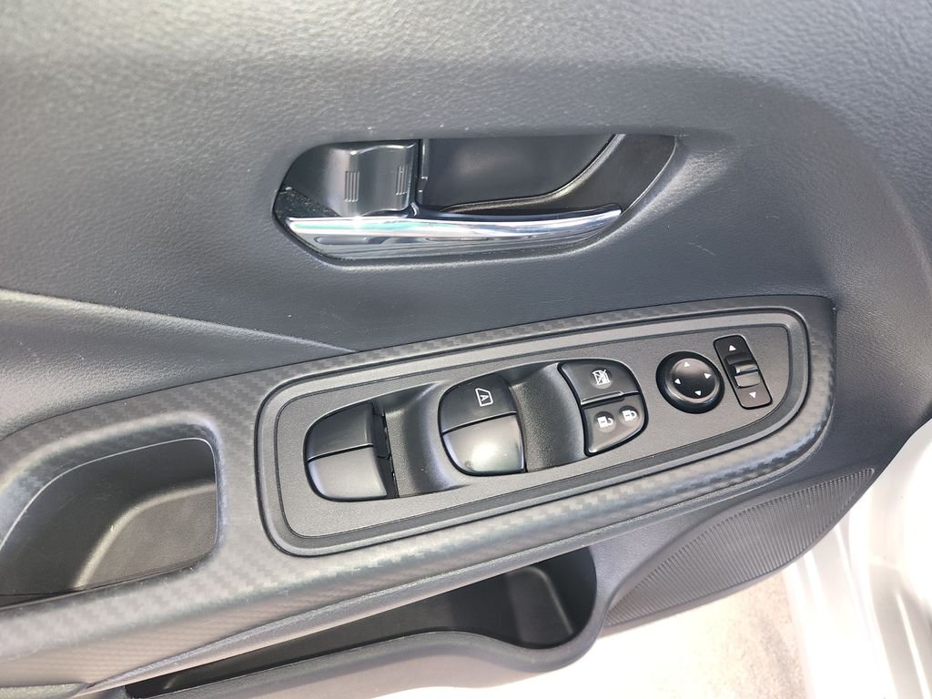 Used 2025 Silver Nissan 1.6 SV image 29
