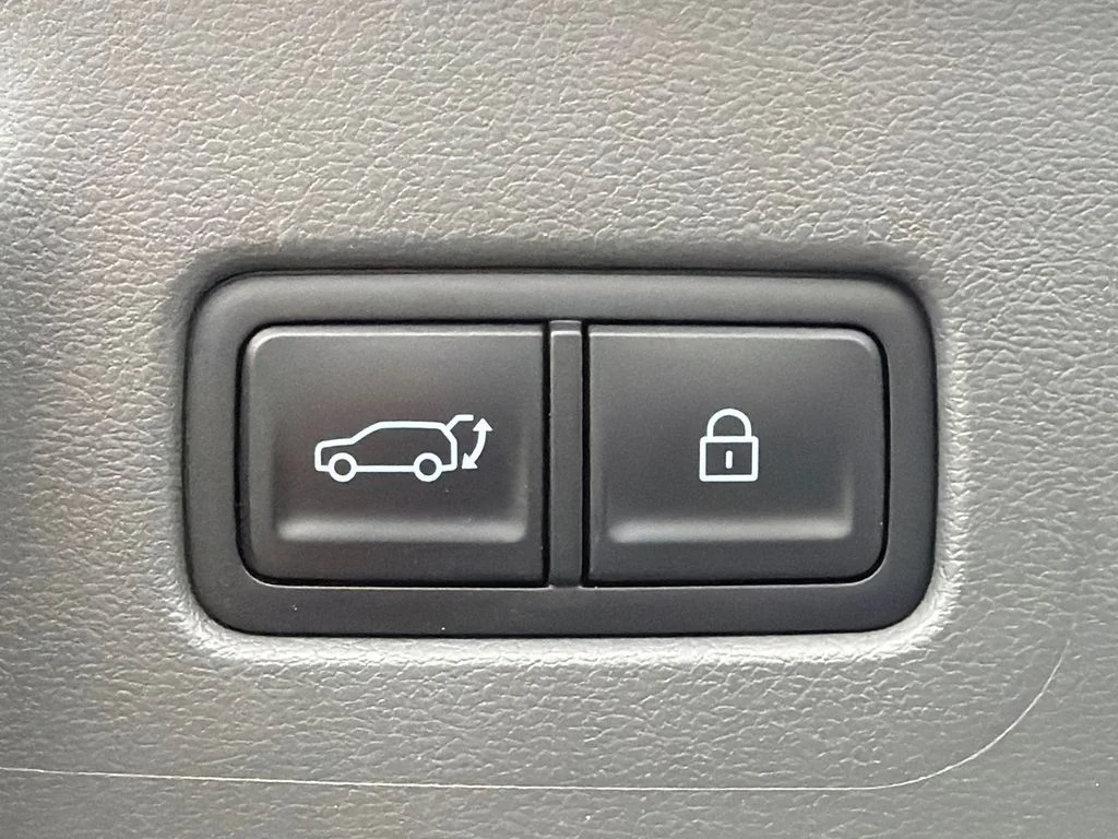 Used 2025 Black Hyundai SE image 19