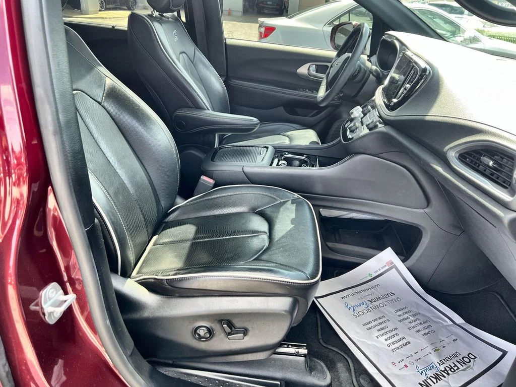 Used 2022 Red Chrysler Limited image 26
