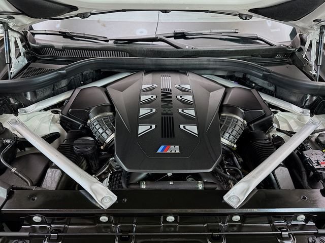 Used 2026 White Metallic BMW M60i image 32