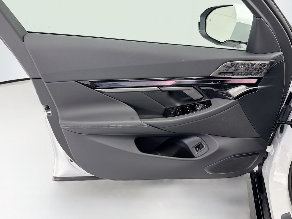 New 2027 White Metallic BMW 550e xDrive image 23