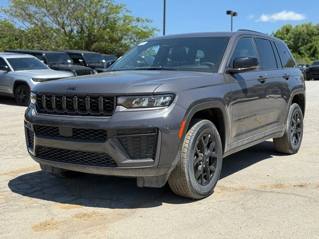 New 2026 Baltic Gray Metallic Clear-Coat Exterior Paint Jeep Altitude image 25
