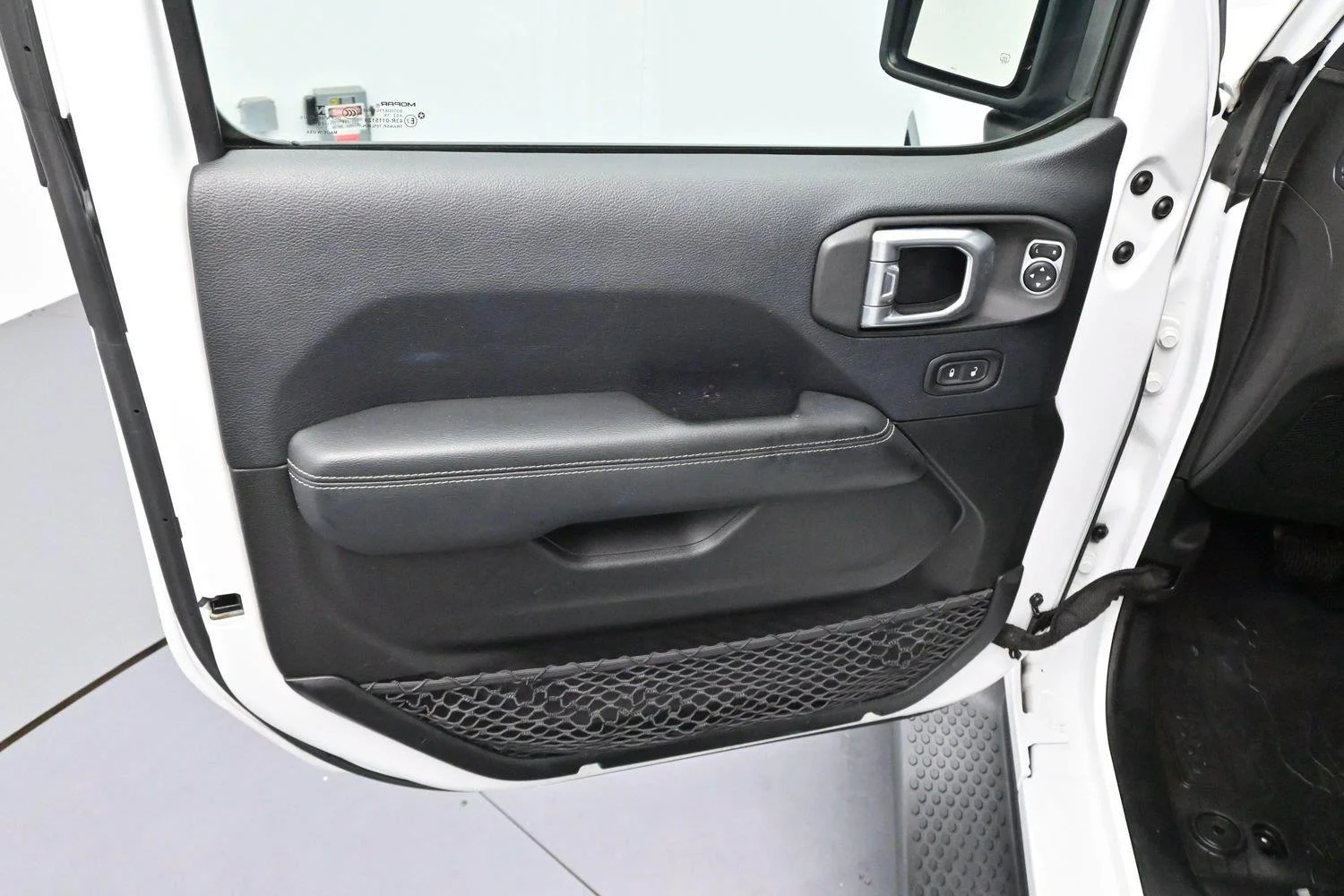 Used 2019 Bright White Clearcoat Jeep Sahara image 9