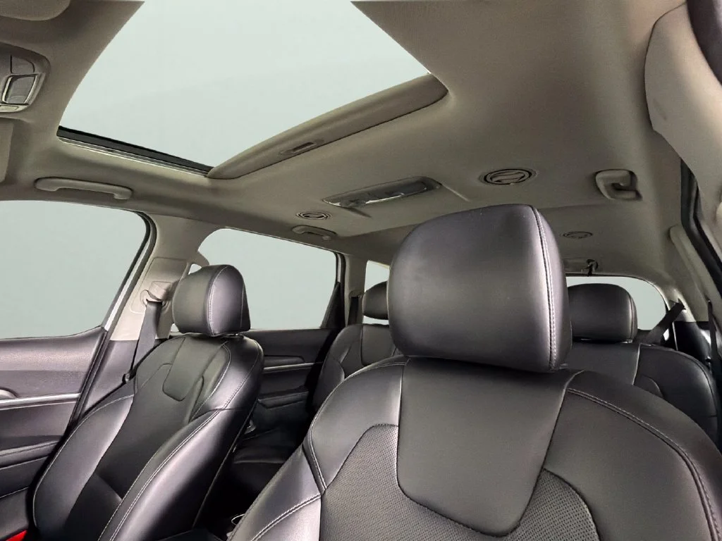 Used 2022 White Kia S image 26
