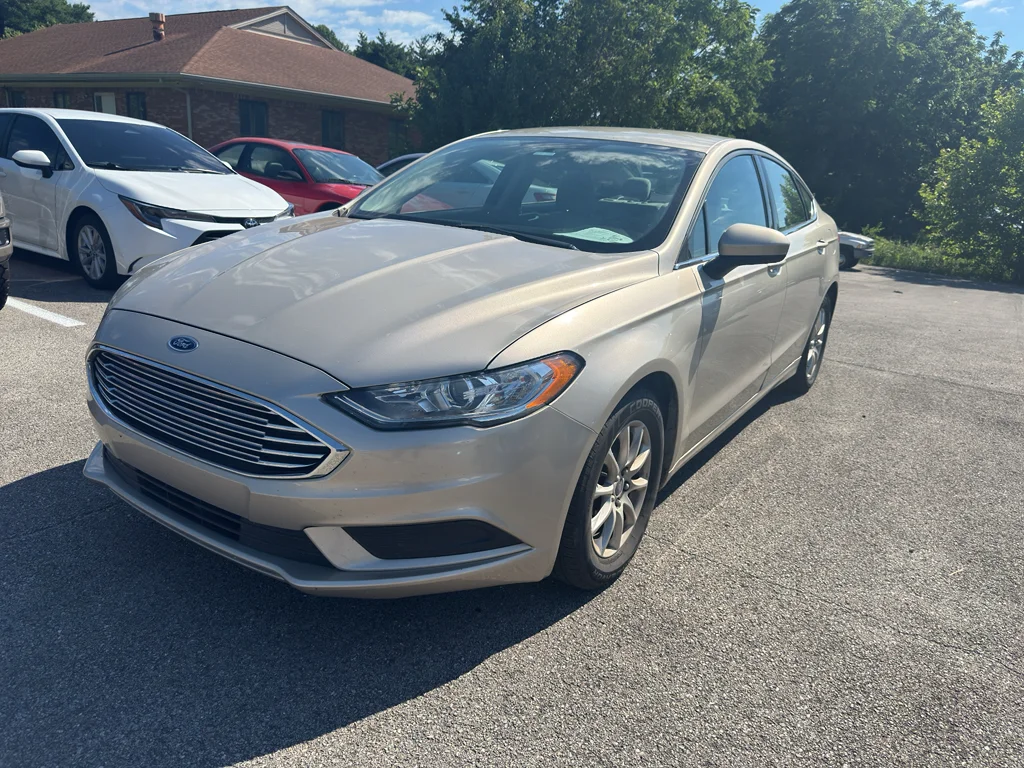 Used 2017 White Gold Ford S image 1