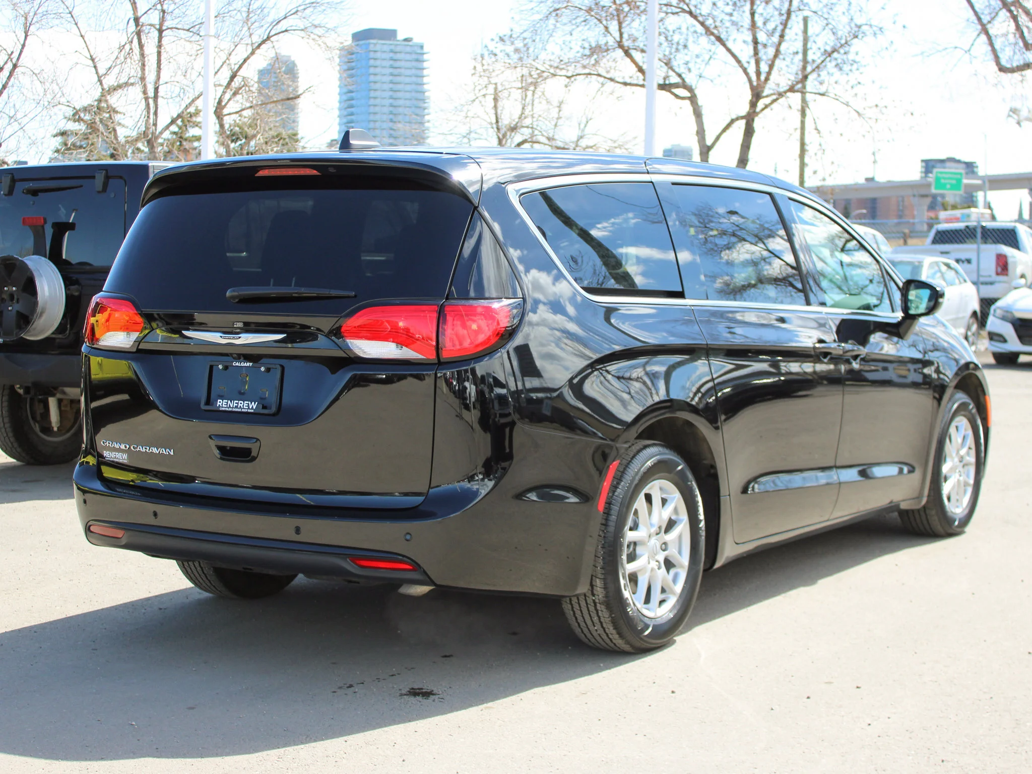 Certified Used 2025 Black Chrysler SXT * V6 | Heated Leather Seats | Adaptive Cruise | Apple CarPlay | Remote Start | Backup Camera image 16