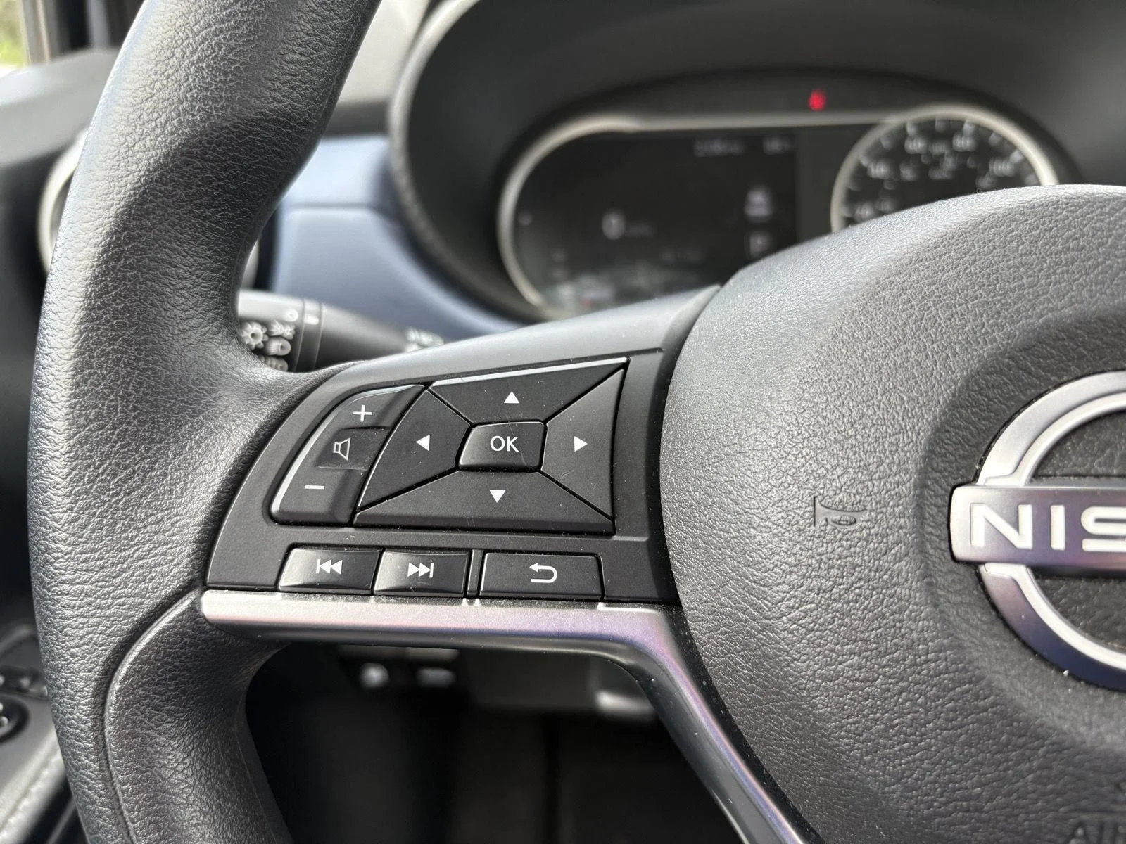 Used 2023 Gray Sky Pearl Nissan SV image 21