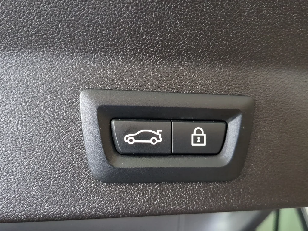 Used 2020 Black BMW xDrive30i image 18
