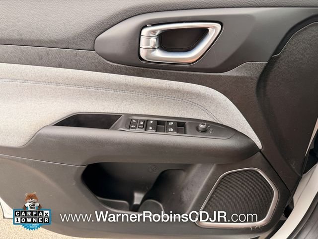 Used 2024 White Jeep Latitude image 30