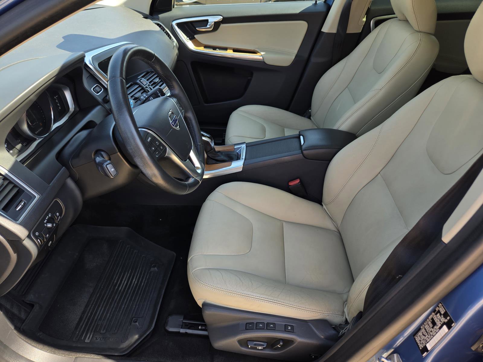 Used 2017 Blue Metallic Volvo Inscription image 28