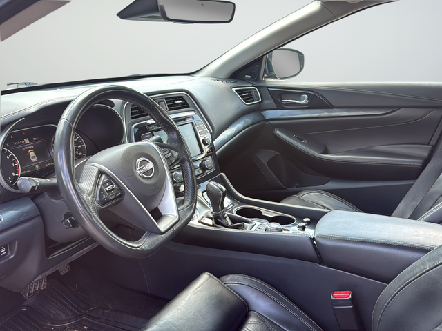 Used 2023 Black Nissan Platinum image 9