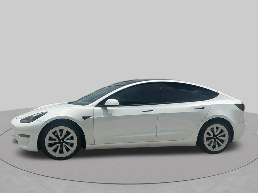Used 2021  Tesla Standard Range Plus image 3