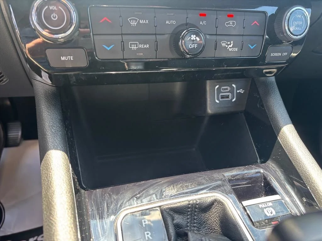 Used 2025 White Jeep Limited image 18