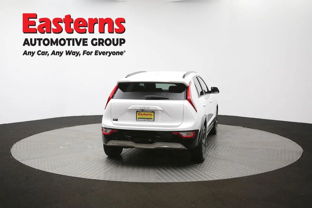 Used 2023 White Kia Wind image 38