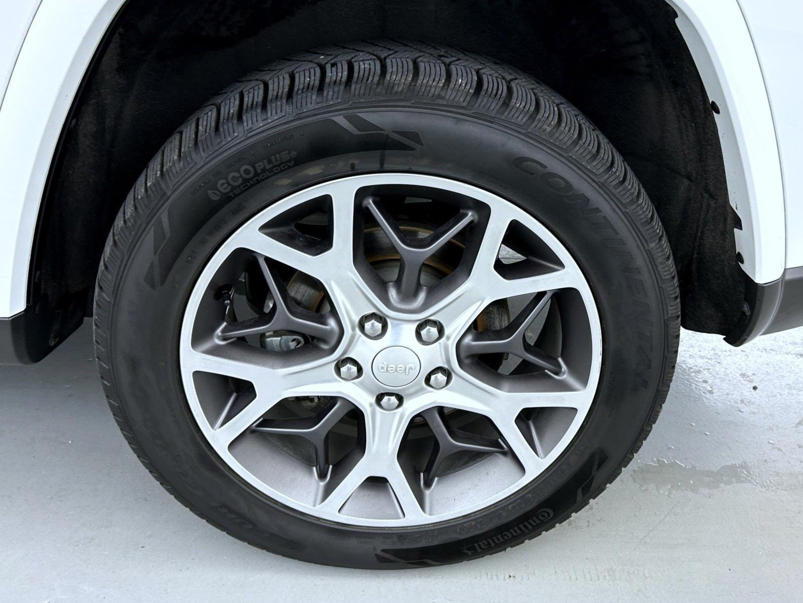 Used 2018 White Jeep Limited image 23