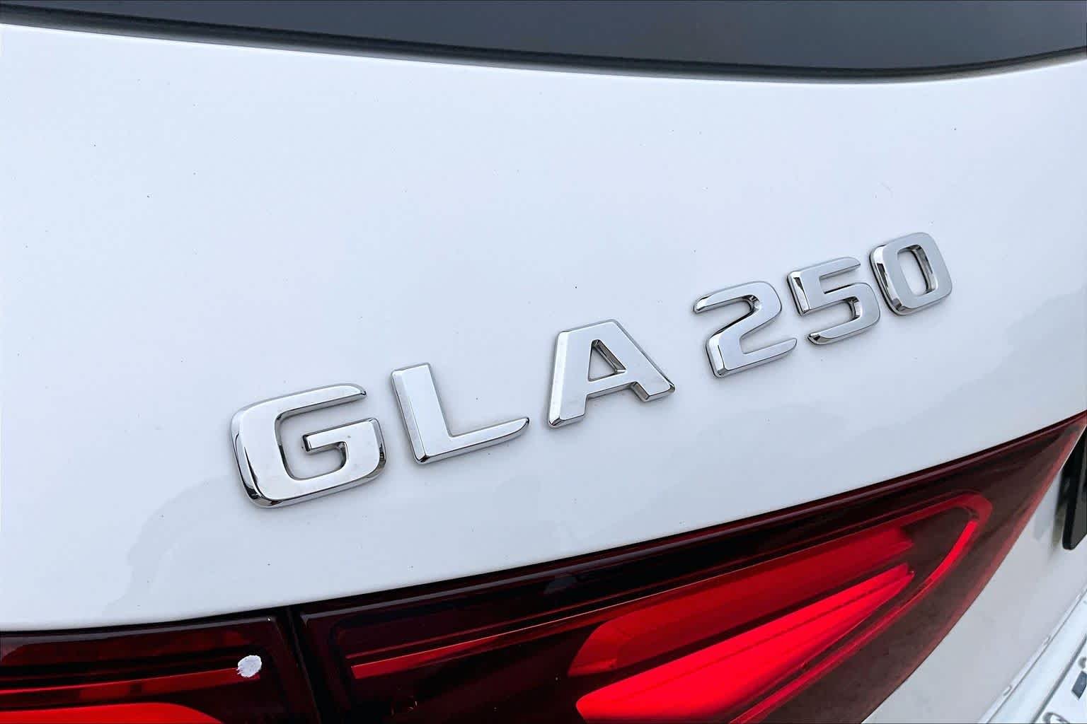 Used 2025 Polar White Mercedes-Benz GLA 250 image 30