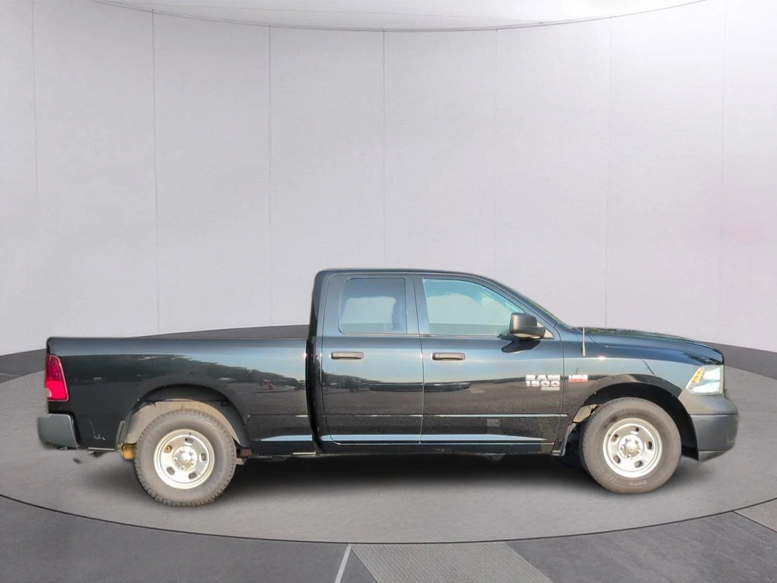 Used 2020 Diamond Black Crystal Pearlcoat Ram Tradesman image 8