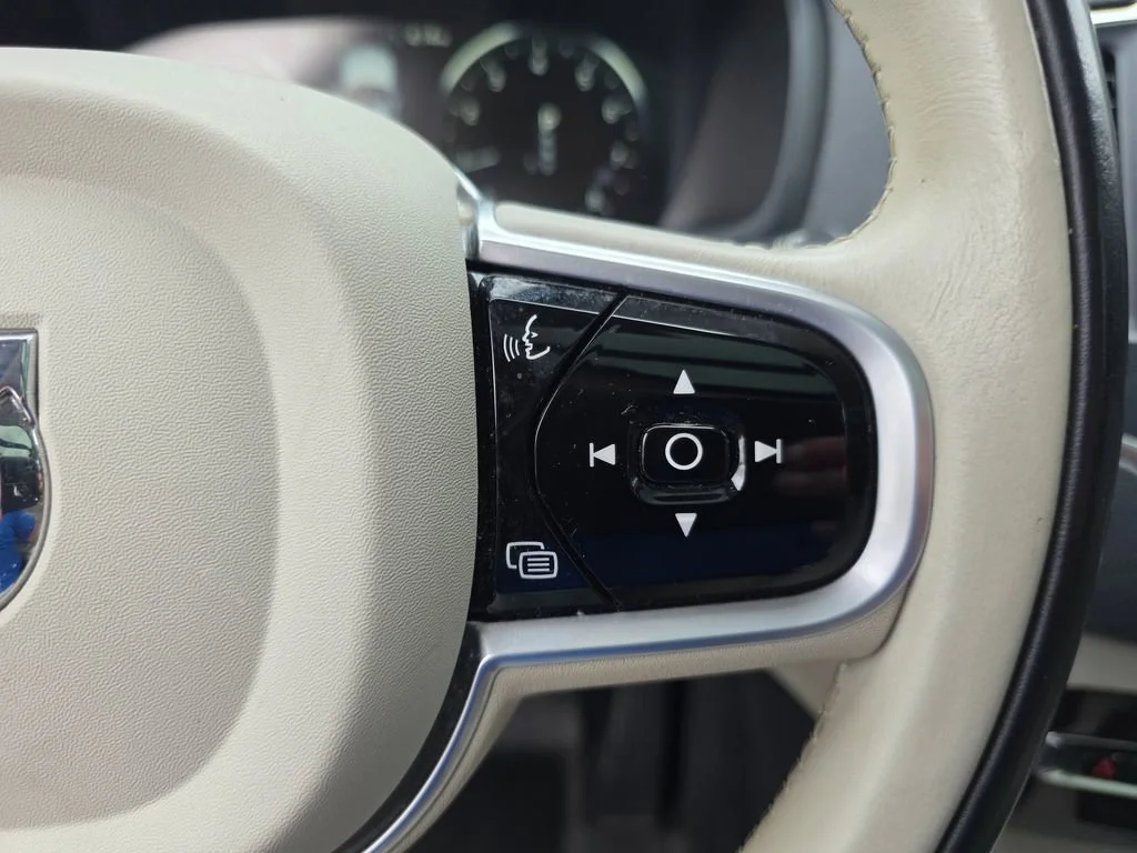 Used 2019 White Volvo T5 Momentum image 26
