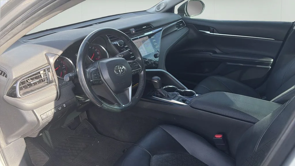 Used 2019 Silver Toyota XSE V6 image 9