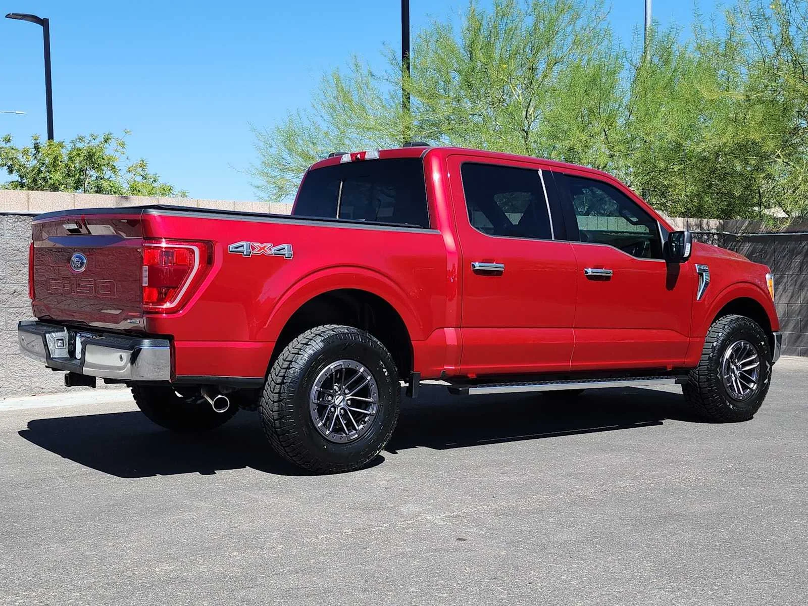 Used 2022 Rapid Red Metallic Tinted Clearcoat Ford XLT image 8