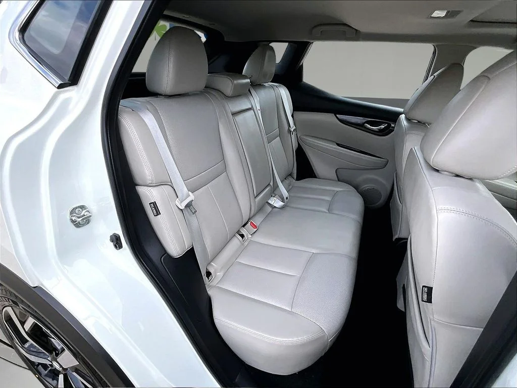 Used 2022 White Nissan SL image 28