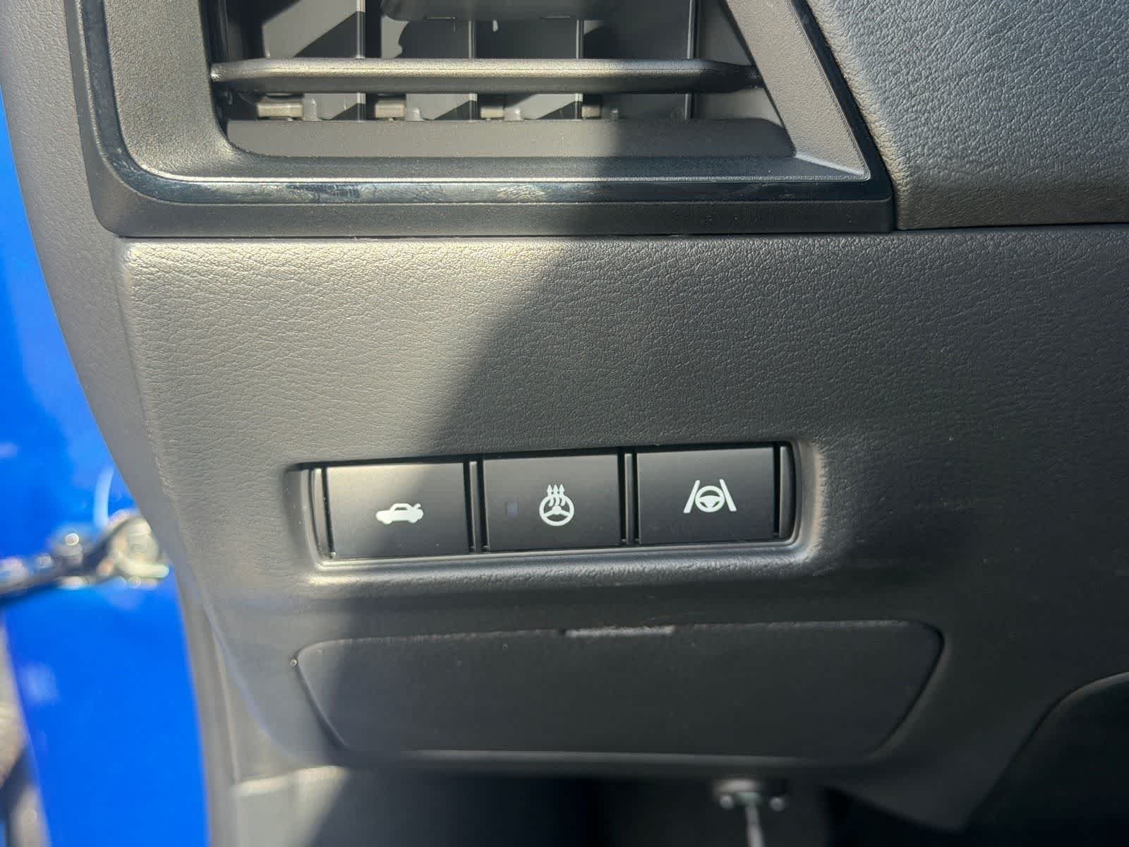 Nueva imagen del Nissan SR 2026 en dos tonos: Bluestone Pearl y Super Black (imagen 17)