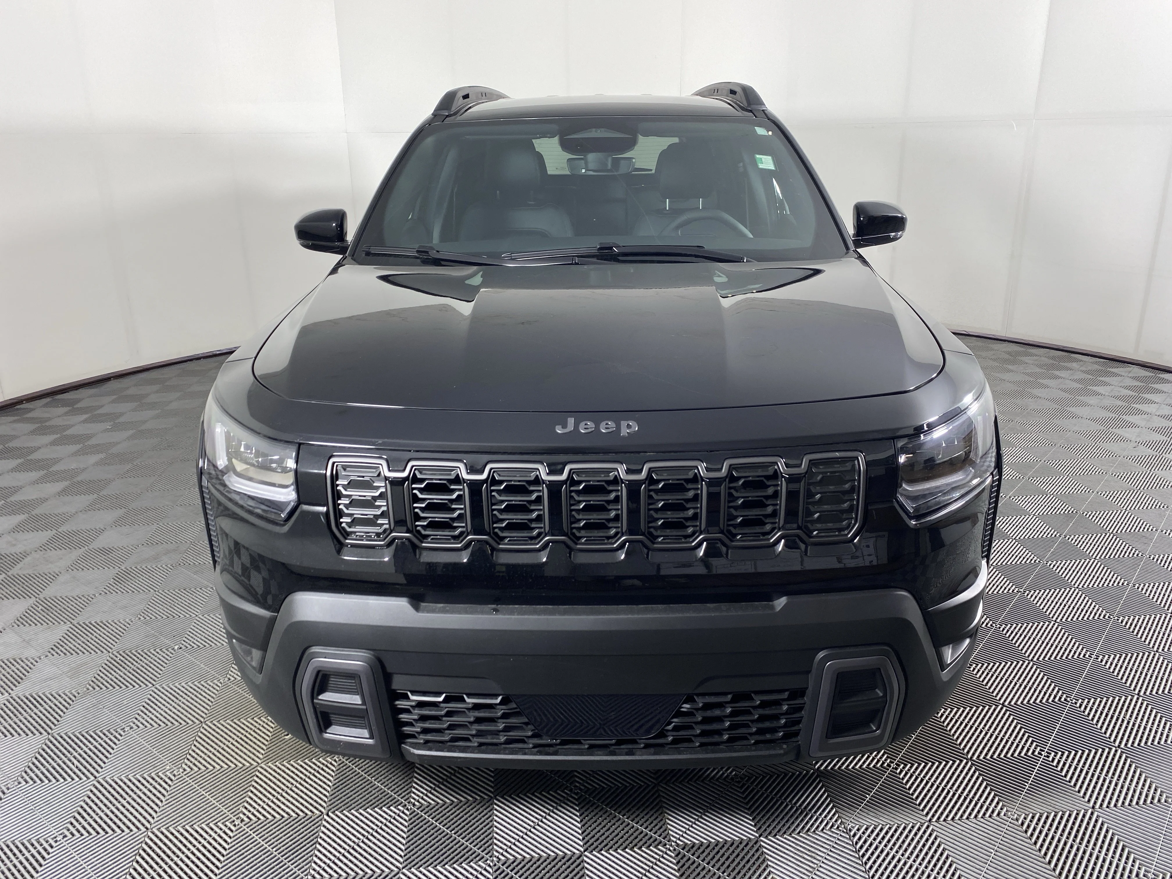 New 2026 Diamond Black Crystal Pearl-Coat Exterior Paint Jeep  image 11