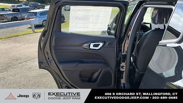 New 2026 Diamond Black Crystal Pearl-Coat Exterior Paint Jeep Limited image 20