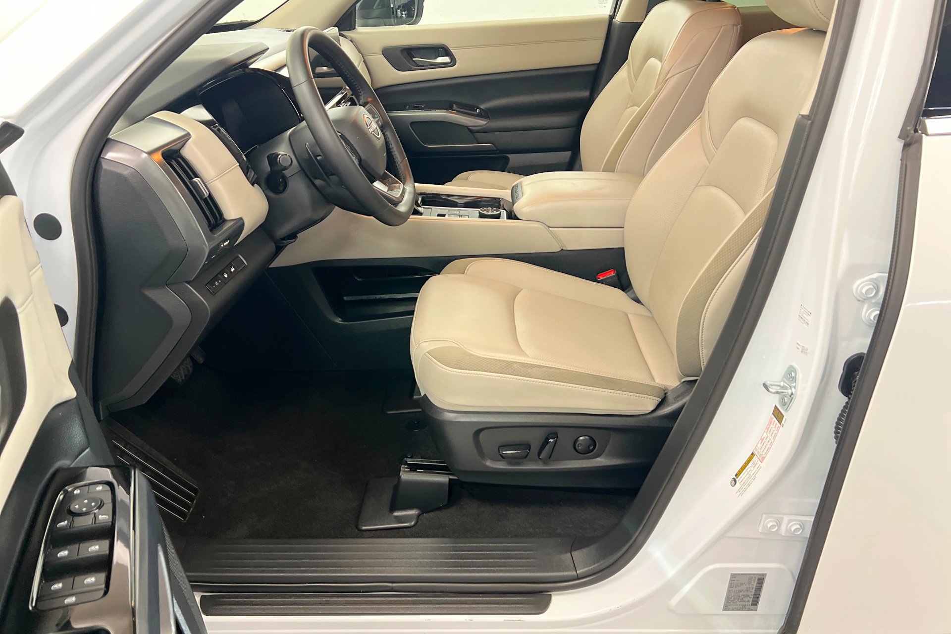 Used 2026 Everest White Pearl Tricoat Nissan SL image 18