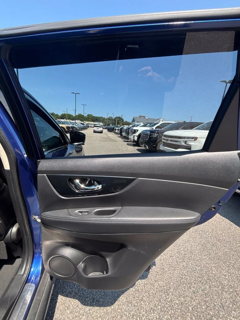 Used 2017 Blue Nissan SL image 21