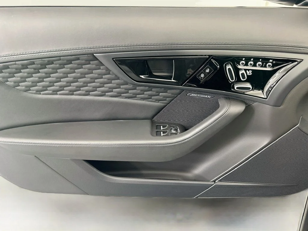 2024 Jaguar F-Type R75 - Photo 28