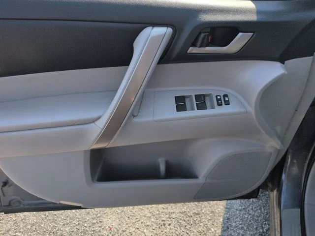 Used 2013 Gray Toyota SE image 12