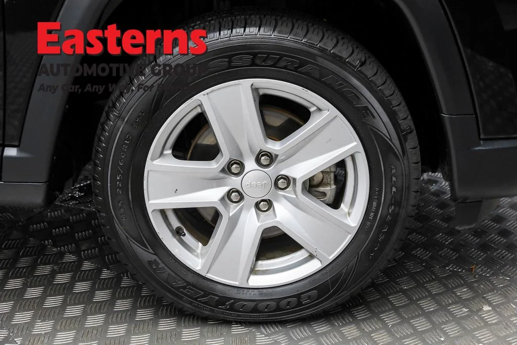 Used 2022 Black Jeep Latitude image 30