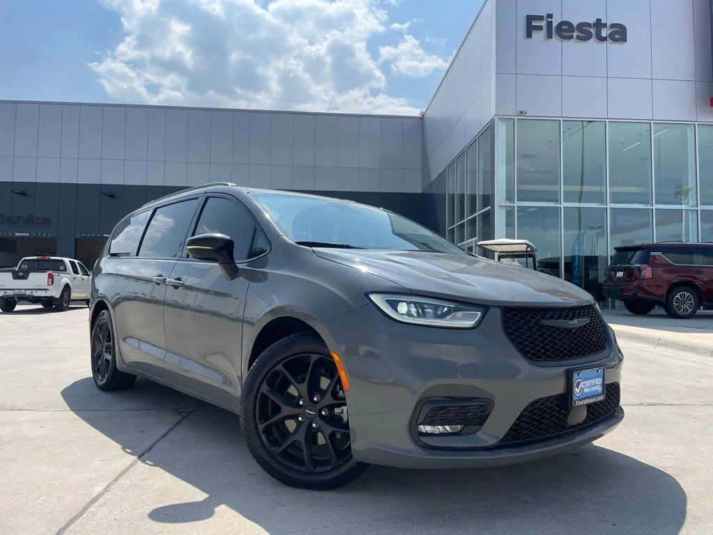 2024 Chrysler Pacifica Touring L's photo