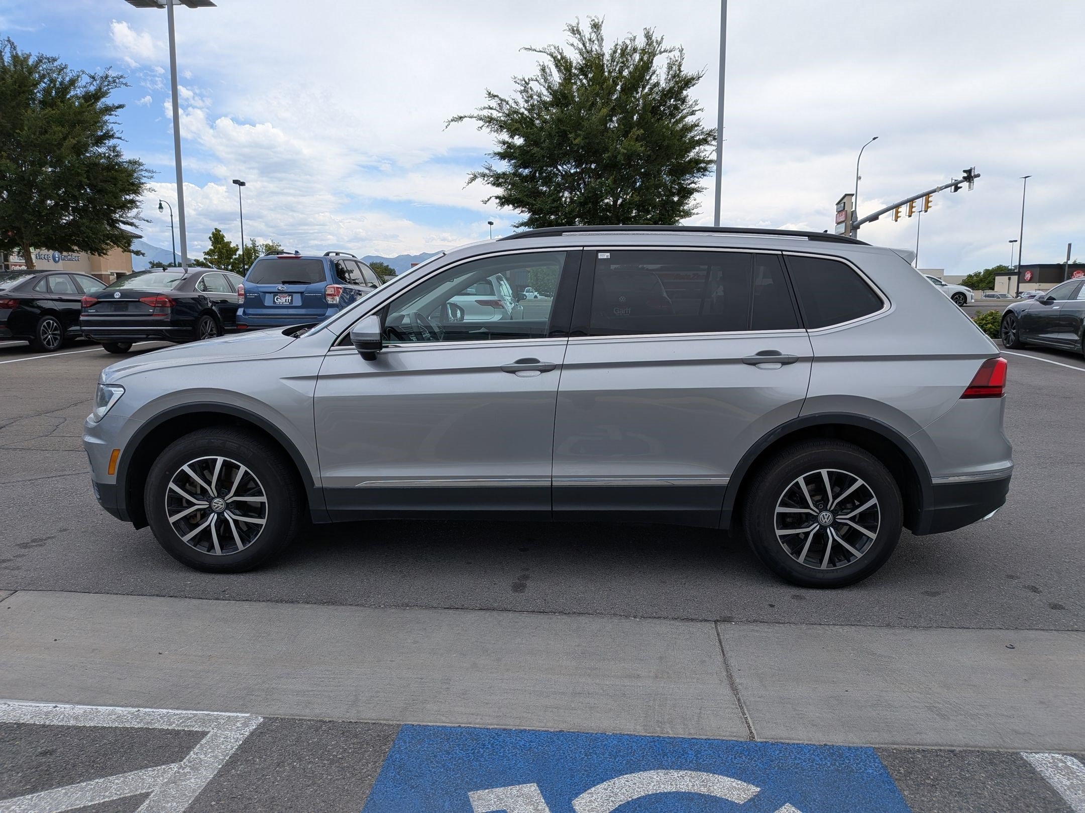 Used 2021 Pyrite Silver Metallic Volkswagen SE image 7