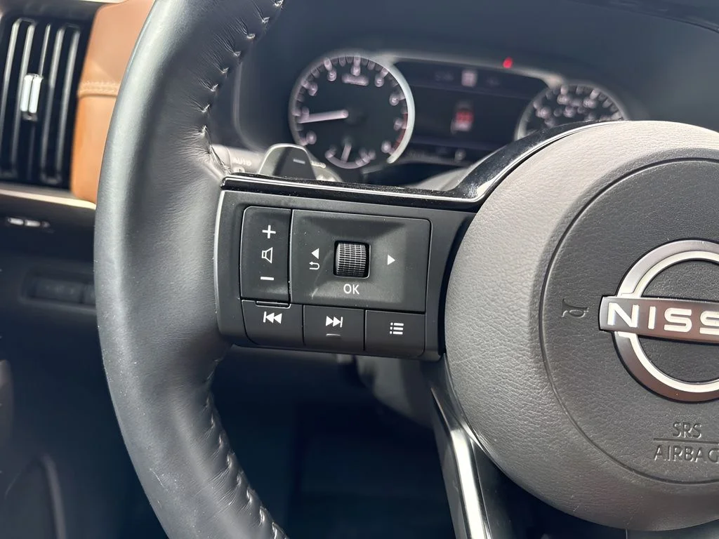 Used 2023 Black Nissan Platinum image 17