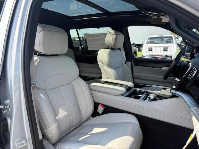 New 2026 Silver Zynith Jeep Summit Obsidian image 10