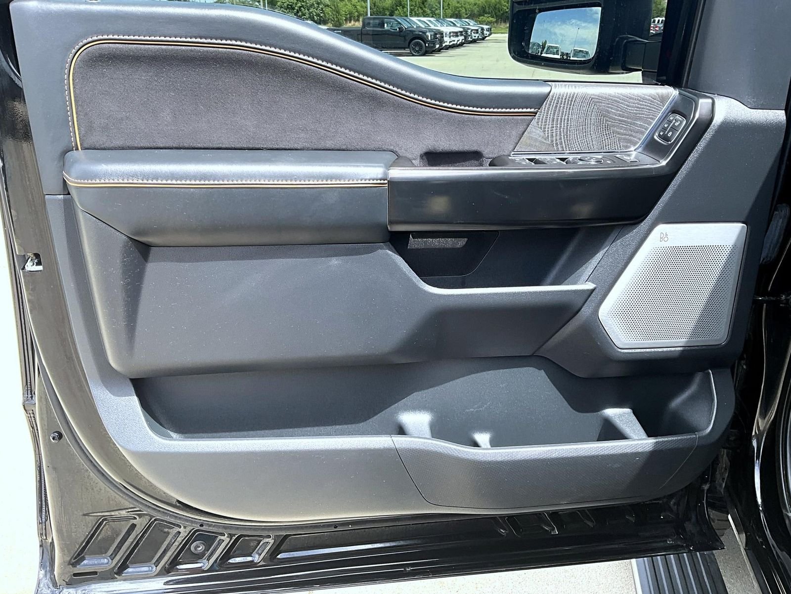 Used 2022 Black Ford Platinum image 9