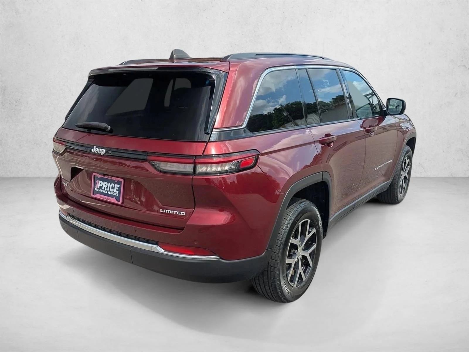 Used 2024 Velvet Red Pearlcoat Jeep Limited image 5