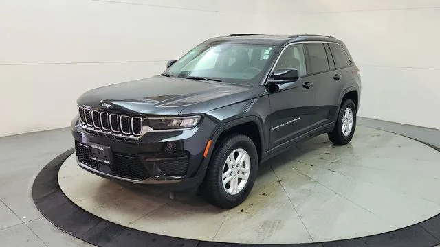 Used 2023 Black Jeep Laredo image 3