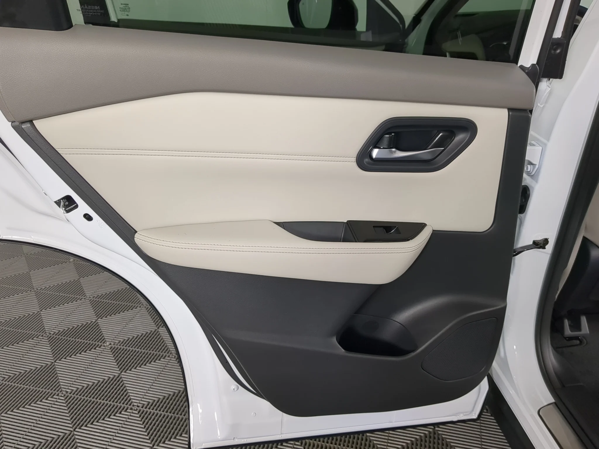 New 2027 Everest White Pearl Tricoat Nissan SV image 15