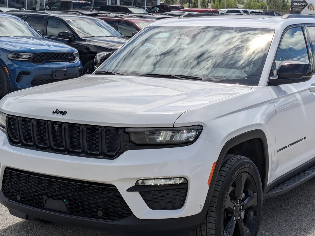 Certified Used 2024 White Jeep Limited - - 4x4 - Luxury Grp II - Safety Grp - Capri Leather - Dual-Pane Sunroof & More! image 10