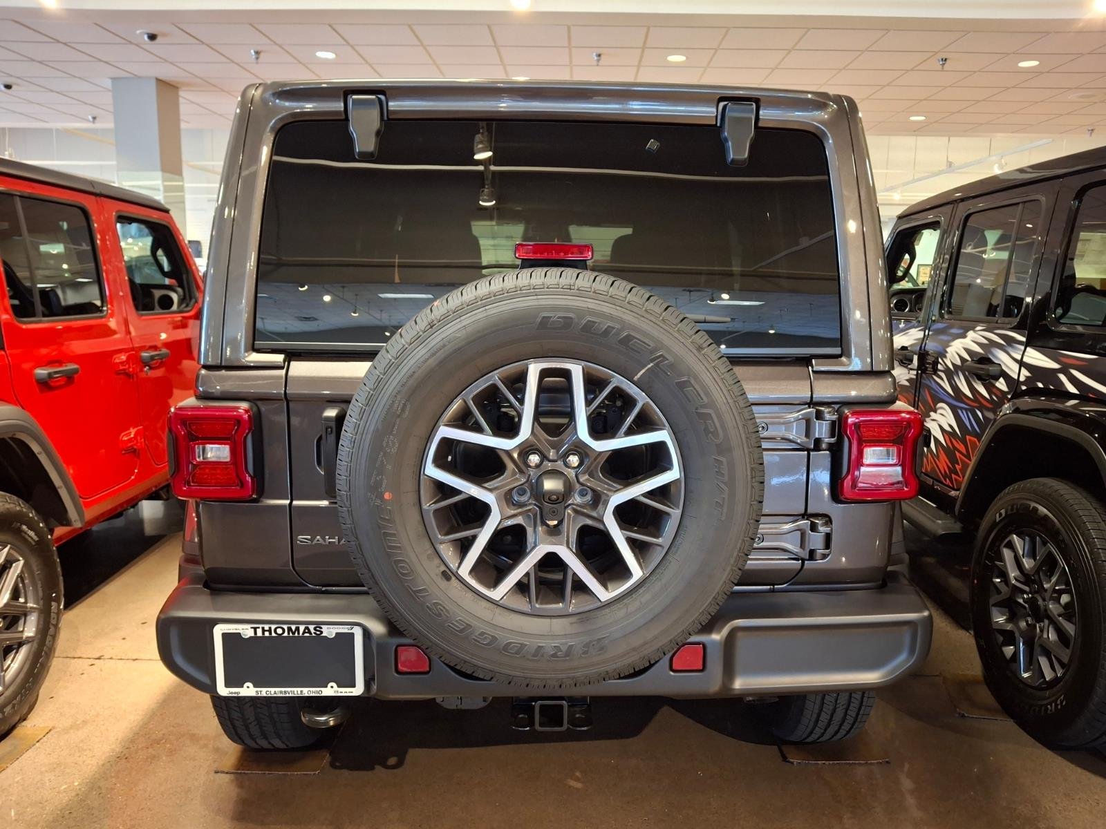 New 2026 Granite Crystal Metallic Clear-Coat Exterior Paint Jeep Sahara image 3