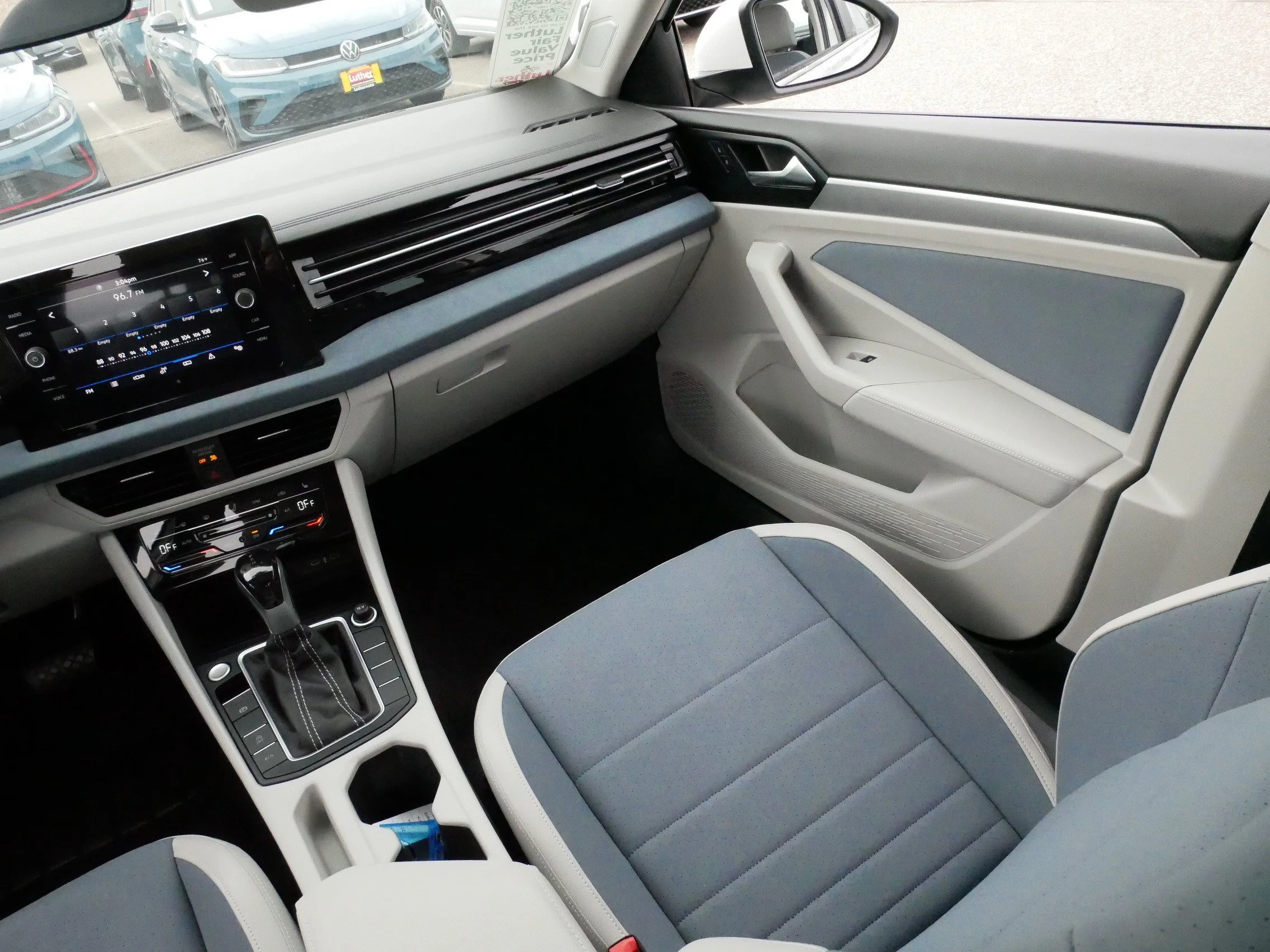 Used 2025 Opal White Pearl Volkswagen SE image 11