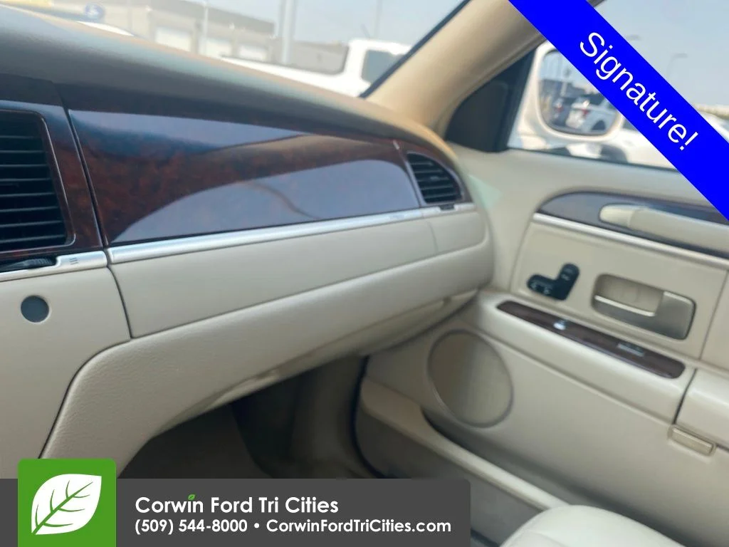 Used 2007  Lincoln Signature image 7