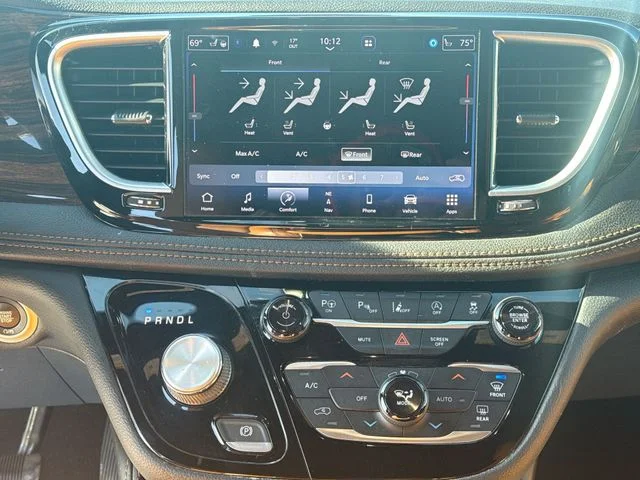 Certified Used 2022 White Chrysler Pinnacle image 19